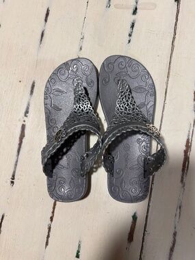 Brighton Scroll Thong Sandals Womens 6 Silver Gray Resort Y2K Jelly Flip Flops